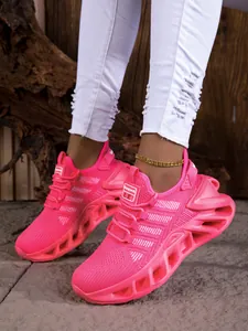 Gros plan sur des chaussures de course rose vif dotées de semelles creuses.