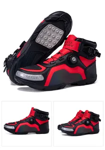 Vista detallada de las botas de carreras de motos rojas y negras resistentes para hombres y mujeres
