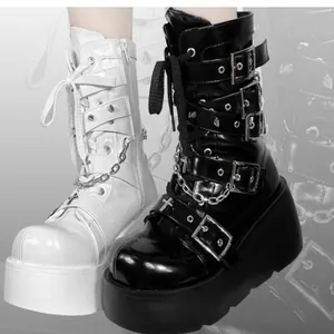 Gothische Plateau-Stiefeletten mit Schnallen, Ketten und Kreuzanhängern in Schwarz und Weiß