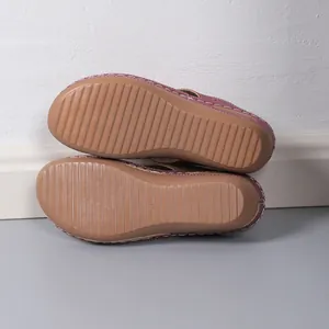 Detailansicht rutschfester Gummisohlen mit horizontalen Rillen für Damensandalen