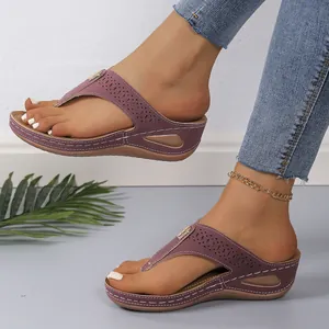 Elegante lila Keil-Zehenstegsandalen mit filigranen Ausschnitten und Ziernähten