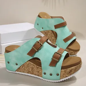 Sandales compensées vert menthe avec brides à boucles brunes et jolis détails cloutés