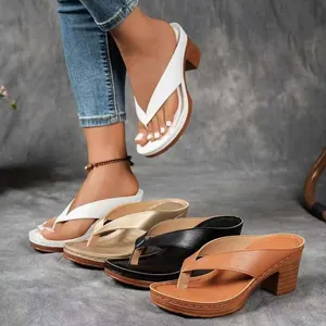 Modische Damen Keilsandalen mit Zehentrenner in vier eleganten Farbvarianten