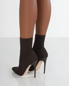 Rückansicht eleganter dunkelbrauner Strick-Stilettos mit spitzer Zehenpartie für Damen.