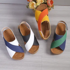 Damen Keilsandalen mit bunten Kreuzriemen und Klettverschluss in verschiedenen Farben