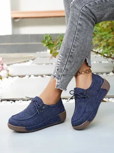 Detailansicht der blauen Damen-Plateau-Slipper aus Denim mit bequemem rundem Zehenbereich.