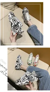 Sneaker platform stile street alla moda con stampa graffiti di tendenza e lacci