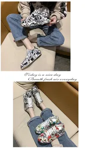 Sneaker casual da donna con zeppa e vivaci stampe graffiti di cartoni animati e lacci