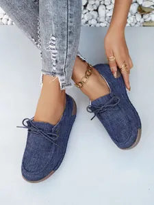 Detaillierte Ansicht blauer Damen-Canvas-Loafers mit dicken Sohlen und modischer Schnürung