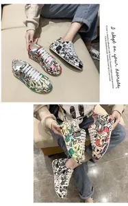 Sneakers casual con zeppa e vivace stampa graffiti mostrate in varie viste di dettaglio.