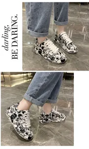 Sneakers con plateau da donna con dettagli grafici originali in bianco e nero