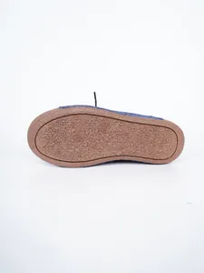 Detailansicht der strukturierten Gummisohle für blaue Damen-Freizeit-Plateaustiefel.