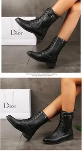 Vue détaillée des bottines noires à lacets pour femmes avec fermeture éclair latérale et boucle