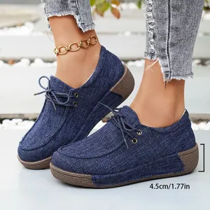 Detailansicht der blauen Stoff-Plateau-Loafers mit 4,5 cm Absatzhöhe und Schnürdesign