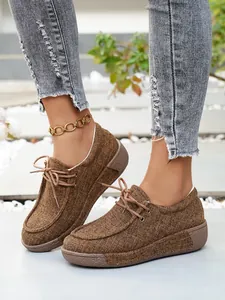Detaillierte Ansicht der braunen Canvas-Loafer für Damen mit dicker Sohle und Schnürung