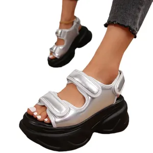Sandales à plateforme argentées tendance avec semelles noires épaisses et brides velcro