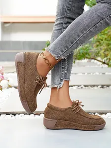 Lässige braune Plateau-Slipper für Damen aus Stoff mit runder Kappe und Schnürung