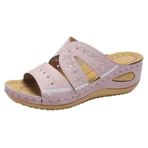 Sandales à compensées roses avec broderie florale et design bout ouvert confortable