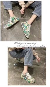 Sneakers platform alla moda con motivo graffiti colorato e chiusura stringata