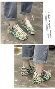 Viste dettagliate di sneakers platform da donna con stampe grafiche colorate e lacci.