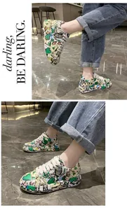 Vista dettagliata delle sneakers platform con graffiti colorati da donna con suole bianche.