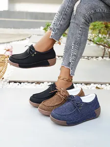 Nahaufnahme stilvoller Damen-Plateau-Leinenschuhe in den Farben Schwarz, Braun und Blau
