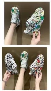 Vista dettagliata di sneakers platform stile graffiti con vivaci stampe a fumetti.