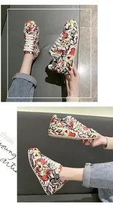 Vista dettagliata di sneaker casual con stampa graffiti colorata e suola platform