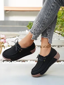 Detailansicht der schwarzen Damen-Freizeitschuhe mit dicker Sohle und Schnürung.
