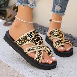 Vue détaillée de sandales de plage à sequins dorés avec semelles compensées souples