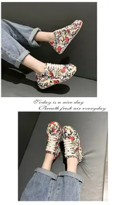 Dettaglio delle sneakers platform da donna con stampa artistica graffiti