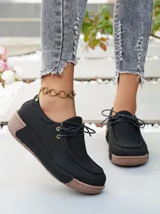 Detailansicht der schwarzen Damen-Plateauloafer mit Strickstoff und Schnürdetails