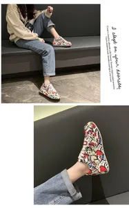 Vista dettagliata delle sneakers platform con stampa graffiti colorata per donne.