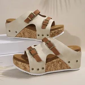 Vue détaillée de sandales compensées en liège beige avec brides à boucles brunes