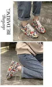 Dettaglio delle sneakers platform colorate da donna con stampe artistiche a fumetti.