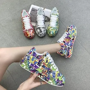 Sneakers platform con stampa graffiti colorata per donna con elegante design stringato
