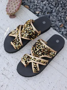 Vue détaillée de mules de plage pour femmes avec des paillettes dorées brillantes.