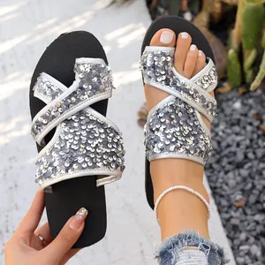 Vue détaillée des sandales de plage à paillettes argentées pour femmes sur le pied