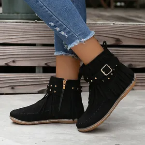 Botines negros de ante con flecos para mujer con tachuelas doradas y hebilla