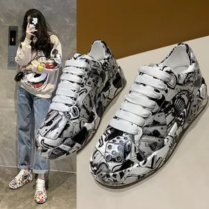 Sneakers platform da donna con stampa grafica in bianco e nero e design stringato
