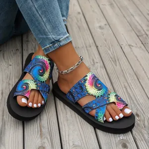 Damen Badesandalen mit buntem Mandala-Muster auf atmungsaktivem Mesh-Material