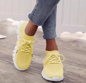 Atmungsaktive gelbe Fly-Knit-Sportsneaker für Damen in einem bequemen Laufschuhstil