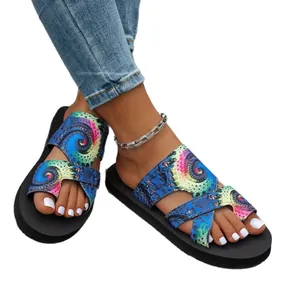 Böhmische Damen Sandalen mit buntem psychedelischem Druck für den Sommer am Strand