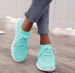 Bequeme mintgrüne, atmungsaktive Strick-Laufschuhe für Damen mit langlebiger weißer Sohle