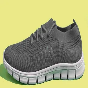 Graue atmungsaktive Fly-Knit-Freizeitschuhe für Damen mit flexibler weißer Sohle
