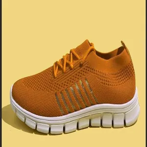 Atmungsaktiver fly-knit Freizeit-Laufschuh in Ingwer-Orange mit weißer Segmentsohle