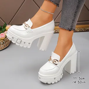 Weiße Punk-Plateau-Loafer mit klobigem 11,5 cm Absatz und dekorativer Goldkette