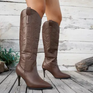 Détail montrant la broderie complexe sur ces bottes de cowboy brunes à talons hauts