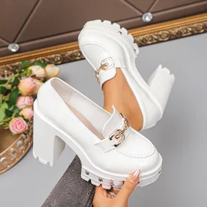 Weiße Punk-Goth-Plateau-Loafers aus Lackleder mit klobigen Absätzen und Nieten