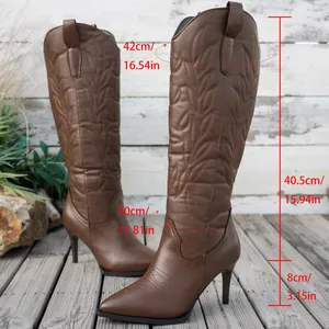 Vue détaillée de bottes de cowboy brodées marron avec mesures du talon et de la tige